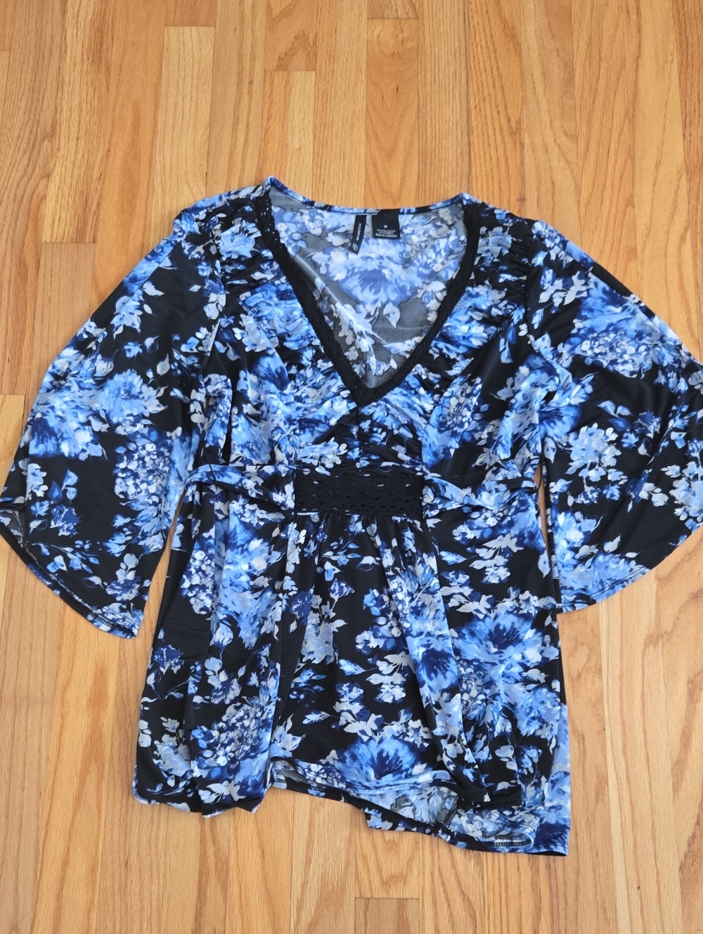 Medium New Dirextions Blue Floral V-Neck Women's Top